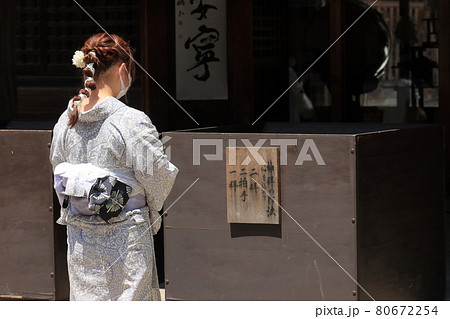 神社に参拝する和服の女性 作法 神社に参拝する和服の女性 作法 80672254