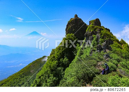 南八ヶ岳　権現岳山頂と富士山遠景 80672265