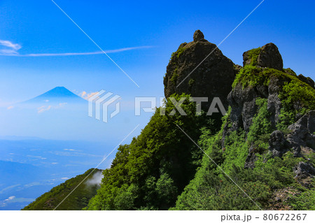 南八ヶ岳　権現岳山頂と富士山遠景 80672267