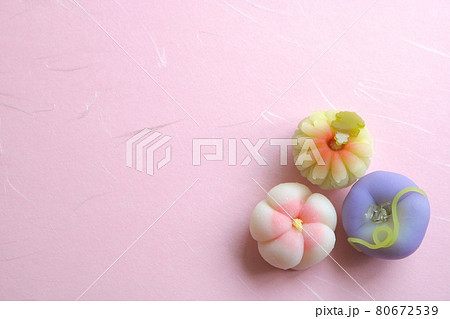 夏の花3種の和菓子　ピンク背景　朝顔　夏菊　ふようの花 80672539