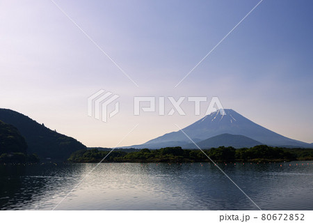 早朝の精進湖と子抱き富士 80672852