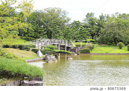 こしがや能楽堂 日本庭園花田苑 木橋と池の写真素材