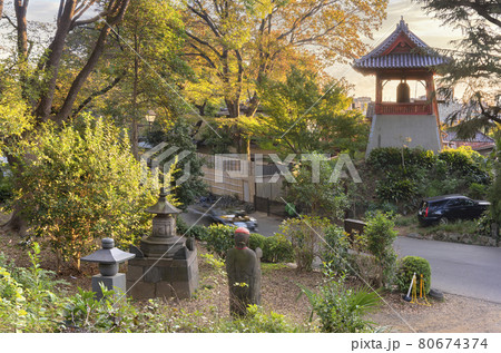 [東京・上野] 大仏山の麓にある松尾芭蕉の俳句に現れる上野公園の寛永寺時鐘堂 80674374
