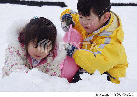 雪遊びの兄妹なかよしスノータイム 雪遊びの兄妹なかよしスノータイム 80675519