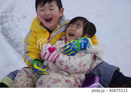 雪遊びの兄妹なかよしスノータイム 雪遊びの兄妹なかよしスノータイム 80675523