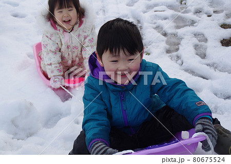 雪遊びの兄妹なかよしスノータイム 雪遊びの兄妹なかよしスノータイム 80675524