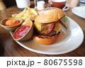 ジューシーなビーフチーズバーガーとポテト 80675598