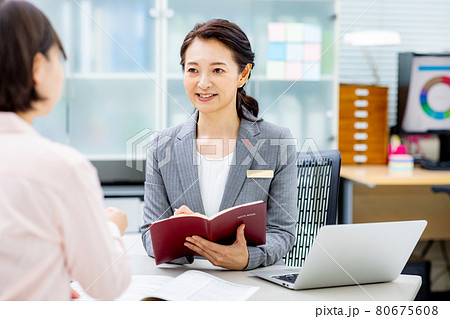 窓口で接客する女性 80675608