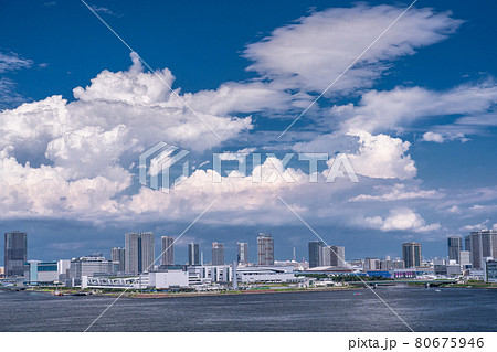 《東京都》青い空と白い雲の東京都市風景・夏空の東京ベイエリア 《東京都》青い空と白い雲の東京都市風景・夏空の東京ベイエリア 80675946