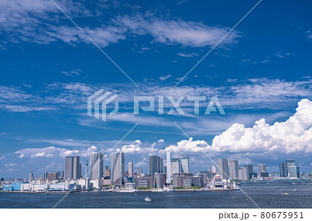 《東京都》青い空と白い雲の東京都市風景・夏空の東京ベイエリア 80675951