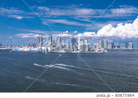 《東京都》青い空と白い雲の東京都市風景・夏空の東京ベイエリア 80675964