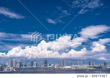 《東京都》青い空と白い雲の東京都市風景・夏空の東京ベイエリア 《東京都》青い空と白い雲の東京都市風景・夏空の東京ベイエリア 80675967