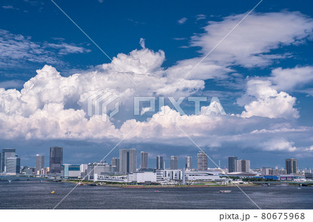 《東京都》青い空と白い雲の東京都市風景・夏空の東京ベイエリア 《東京都》青い空と白い雲の東京都市風景・夏空の東京ベイエリア 80675968