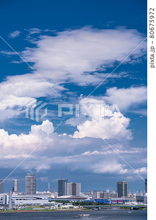 《東京都》青い空と白い雲の東京都市風景・夏空の東京ベイエリア 80675972