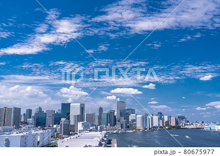 東京都 青い空と白い雲の東京都市風景 夏空の東京ベイエリアの写真素材