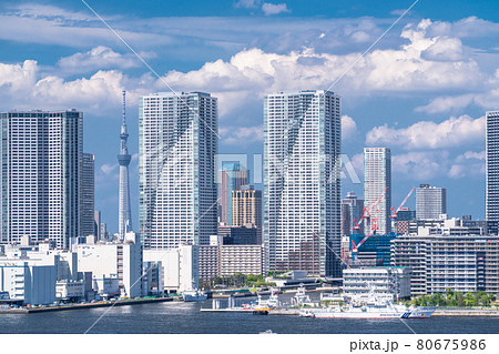 《東京都》青い空と白い雲の東京都市風景・夏空の東京ベイエリア 80675986