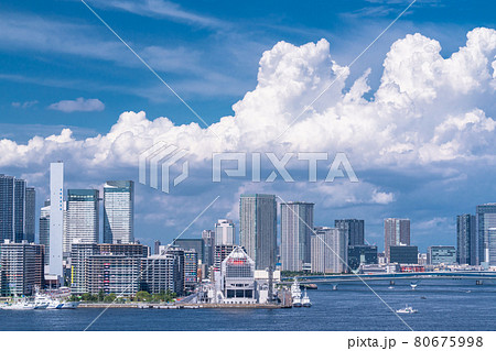 東京都 青い空と白い雲の東京都市風景 夏空の東京ベイエリアの写真素材