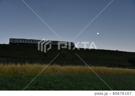 北杜市小淵沢町、秋の小海線築堤を行く列車と昇った月 北杜市小淵沢町、秋の小海線築堤を行く列車と昇った月 80676107