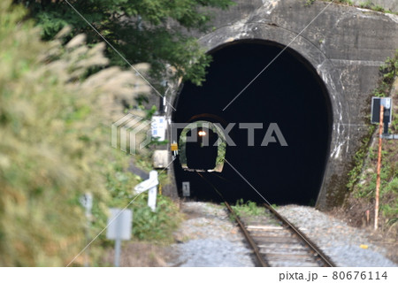 長野県南牧村佐久広瀬、第一広瀬トンネルに入った上り列車 長野県南牧村佐久広瀬、第一広瀬トンネルに入った上り列車 80676114