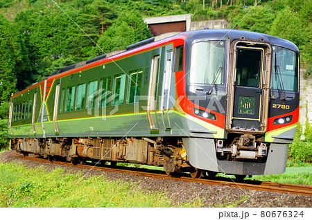 25‰の久礼坂を登り影野駅へ入線する2700系・特急あしずり 25‰の久礼坂を登り影野駅へ入線する2700系・特急あしずり 80676324