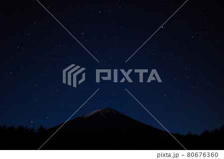 星空に囲まれる富士山 80676360