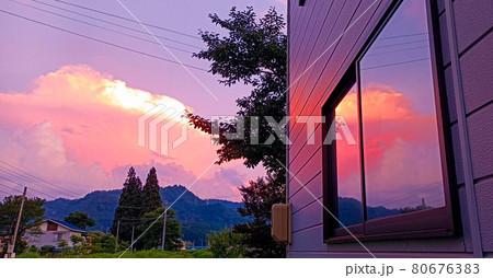 夕暮れの窓 80676383