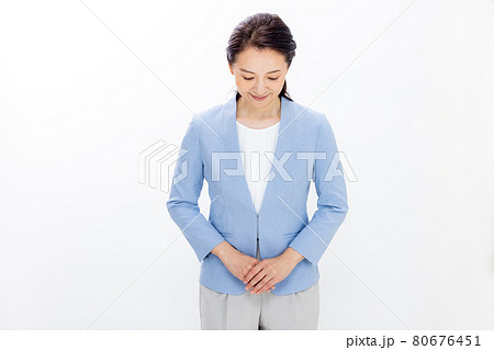 お辞儀をする女性スタッフ お辞儀をする女性スタッフ 80676451