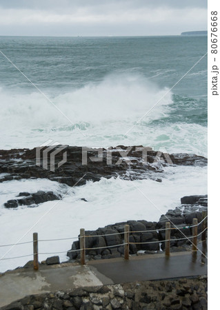 台風で荒れる海 80676668