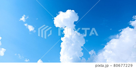 細く伸びる真夏の入道雲 細く伸びる真夏の入道雲 80677229