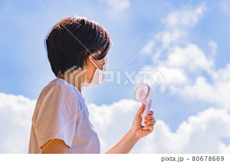 ハンディ扇風機 ハンディファン 【 夏 の イメージ 】 ハンディ扇風機 ハンディファン 【 夏 の イメージ 】 80678669