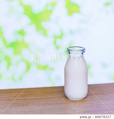 牛乳　ミルク　【 高原 の 朝 イメージ 】 80679327