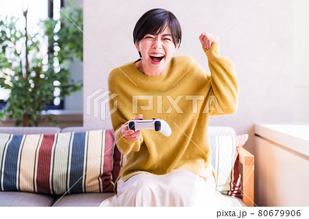 eスポーツ　オンライン対戦　ゲーム配信　ゲーム実況　【 コロナ禍 ニューノーマル 】 80679906