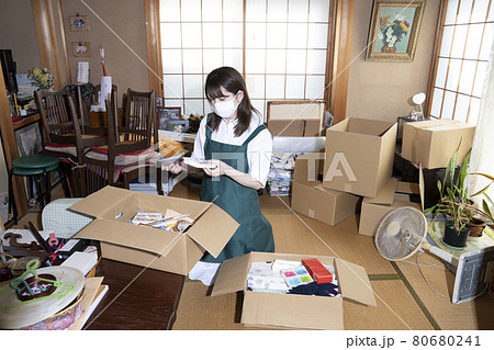 片付けをする女性作業員 80680241