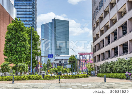 横浜みなとみらいの都市風景　コスモワールドとロープウェイと高層ビル群 80682629
