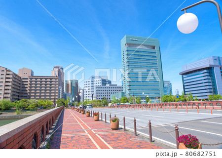 福岡市早良区百道浜よかトピア橋付近から西の景色　よかトピア橋西の信号　広角 80682751