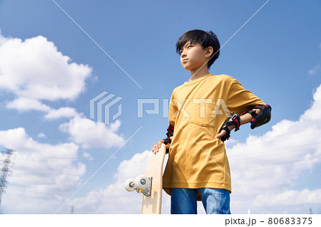 スケートボードを持って立つ少年 スケートボードを持って立つ少年 80683375