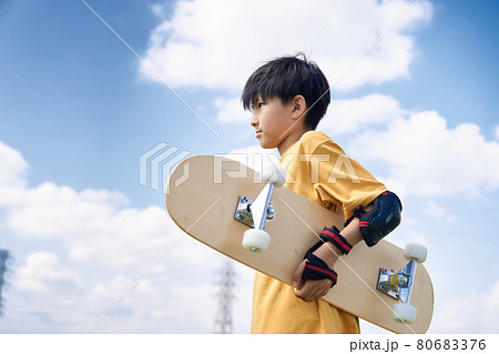スケートボードを持って立つ少年 スケートボードを持って立つ少年 80683376