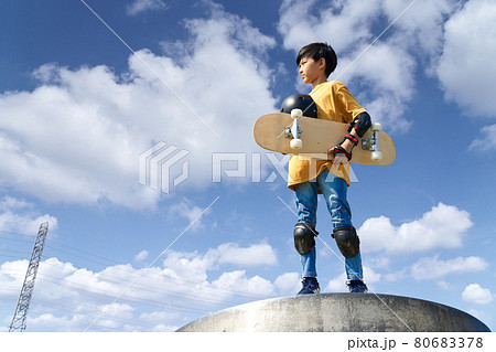 スケートボードを持って立つ少年 80683378