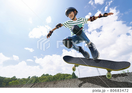 スケートボードでジャンプする男の子 80683472