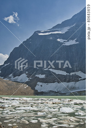 キャベルポンドに浮く氷　　ジャスパー　アルバ－タ　カナダ 80683659