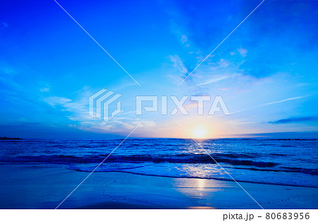 夏の川原子海岸の日の出 茨城県日立市 夏の川原子海岸の日の出 茨城県日立市 80683956