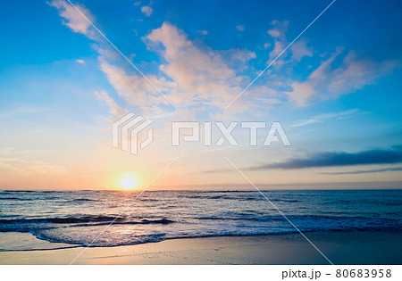 夏の川原子海岸の日の出 茨城県日立市 夏の川原子海岸の日の出 茨城県日立市 80683958