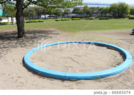 公園の砂場 80685074