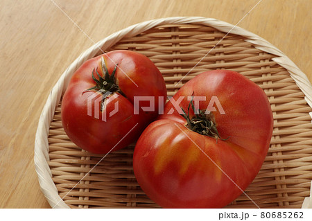 形の悪いトマト 80685262