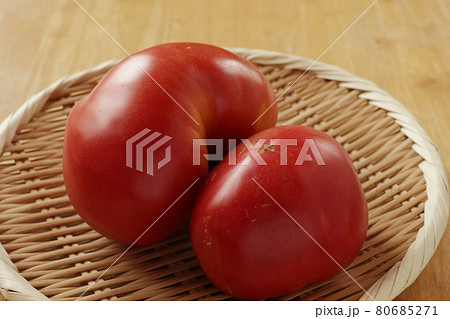 形の悪いトマト 80685271