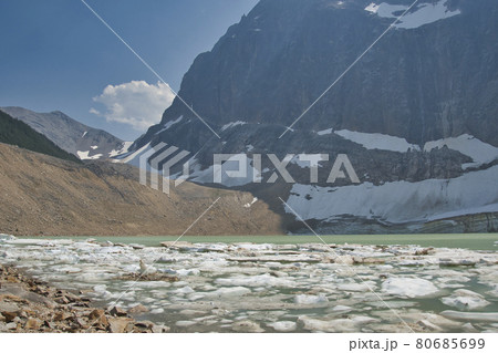 キャベルポンドに浮く氷　　ジャスパー　アルバ－タ　カナダ 80685699