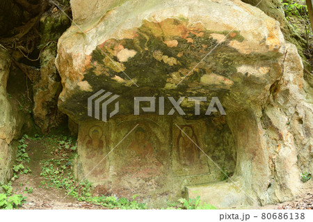 地獄谷石窟仏(聖人窟)　【奈良県奈良市春日野町】 80686138