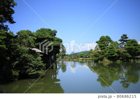池に写る兼六園の風景 池に写る兼六園の風景 80686215
