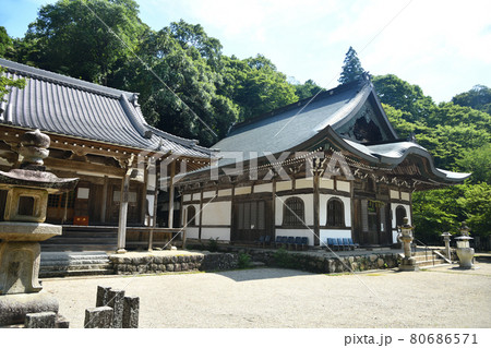 新大仏寺　大仏殿(右)と本堂(左)【三重県伊賀市富永】 80686571