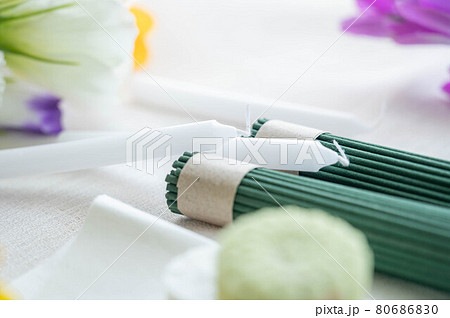 ロウソクとお線香 80686830